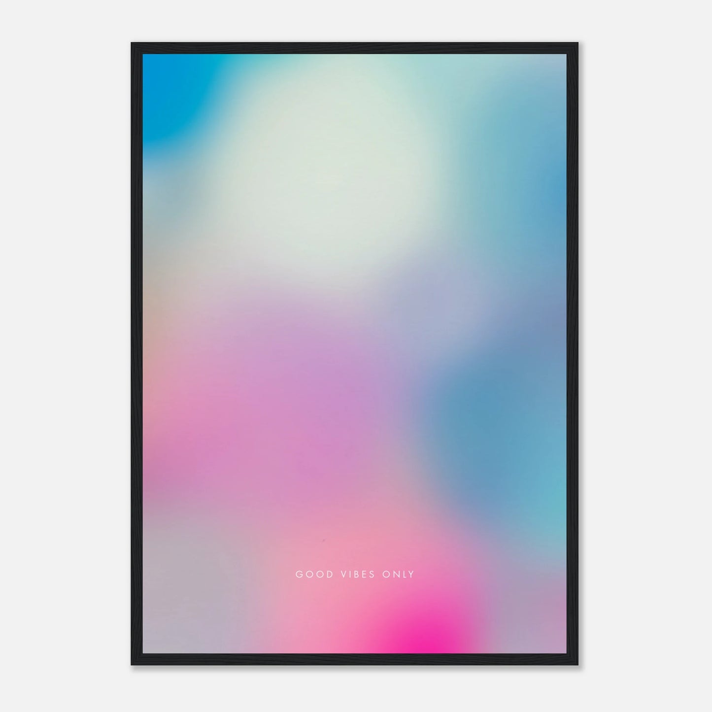 Designposter „Good Vibes Only“ in einem schwarzen Holzrahmen.
