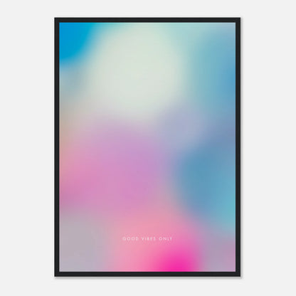 Designposter „Good Vibes Only“ in einem schwarzen Holzrahmen.