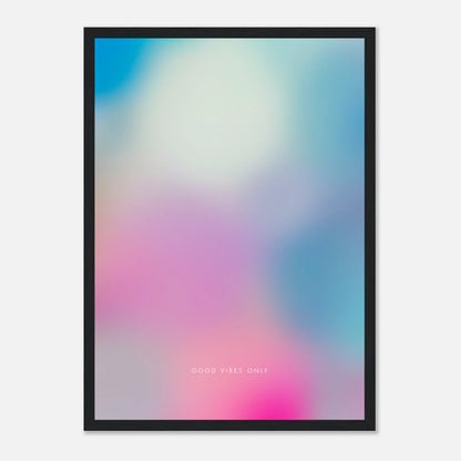 Designposter „Good Vibes Only“ in einem schwarzen Holzrahmen.