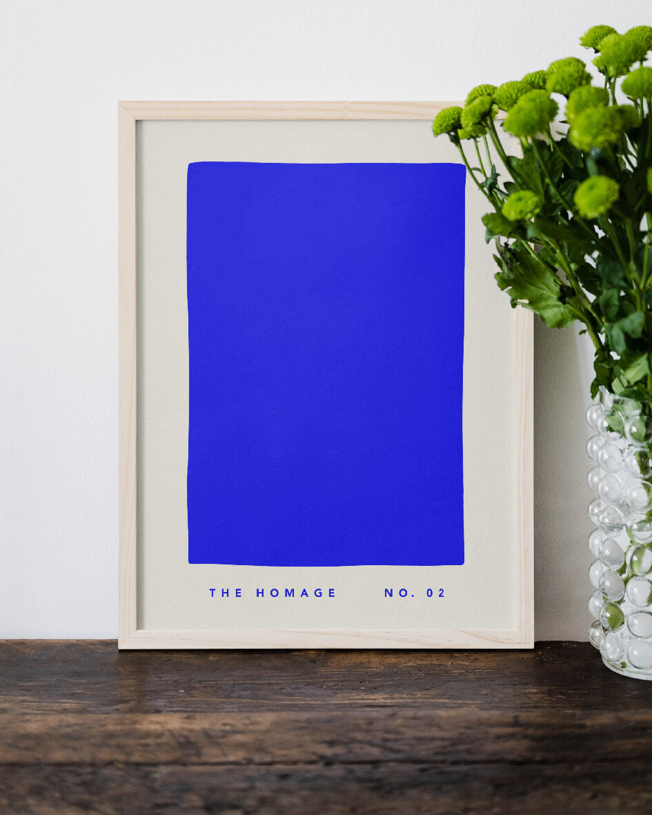 Modernes Poster "The Homage No. 02" in einer urbanen Wohnatmosphäre.