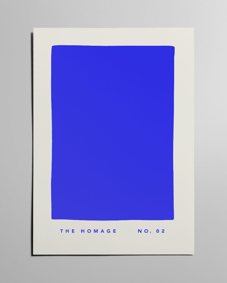 Minimalistisches Poster, "The Homage No. 02", in leuchtendem Blau auf cremefarbenem Hintergrund, in Anlehnung an Yves Klein.