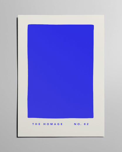 Minimalistisches Poster, "The Homage No. 02", in leuchtendem Blau auf cremefarbenem Hintergrund, in Anlehnung an Yves Klein.