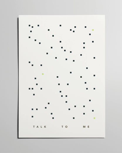 Poster mit vielen kleinen schwarzen Quadraten vor hellem Hintergrund, diskret unterbrochen von wenigen hellgrünen Farbakzenten und dem Schriftzug „Talk To Me“.