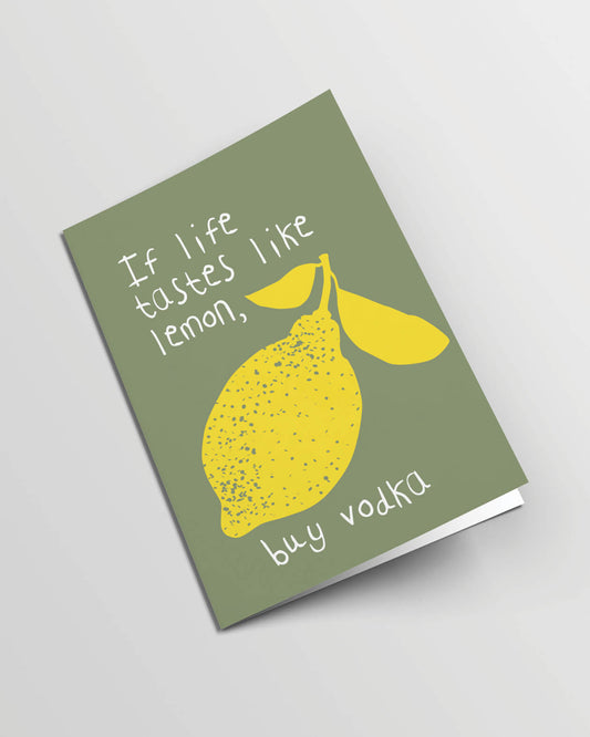 Grüne Karte mit Illustration einer gelben Zitrone. Dazu der Text in weisser Handschrift: If life tastes like Lemon, buy vodka.