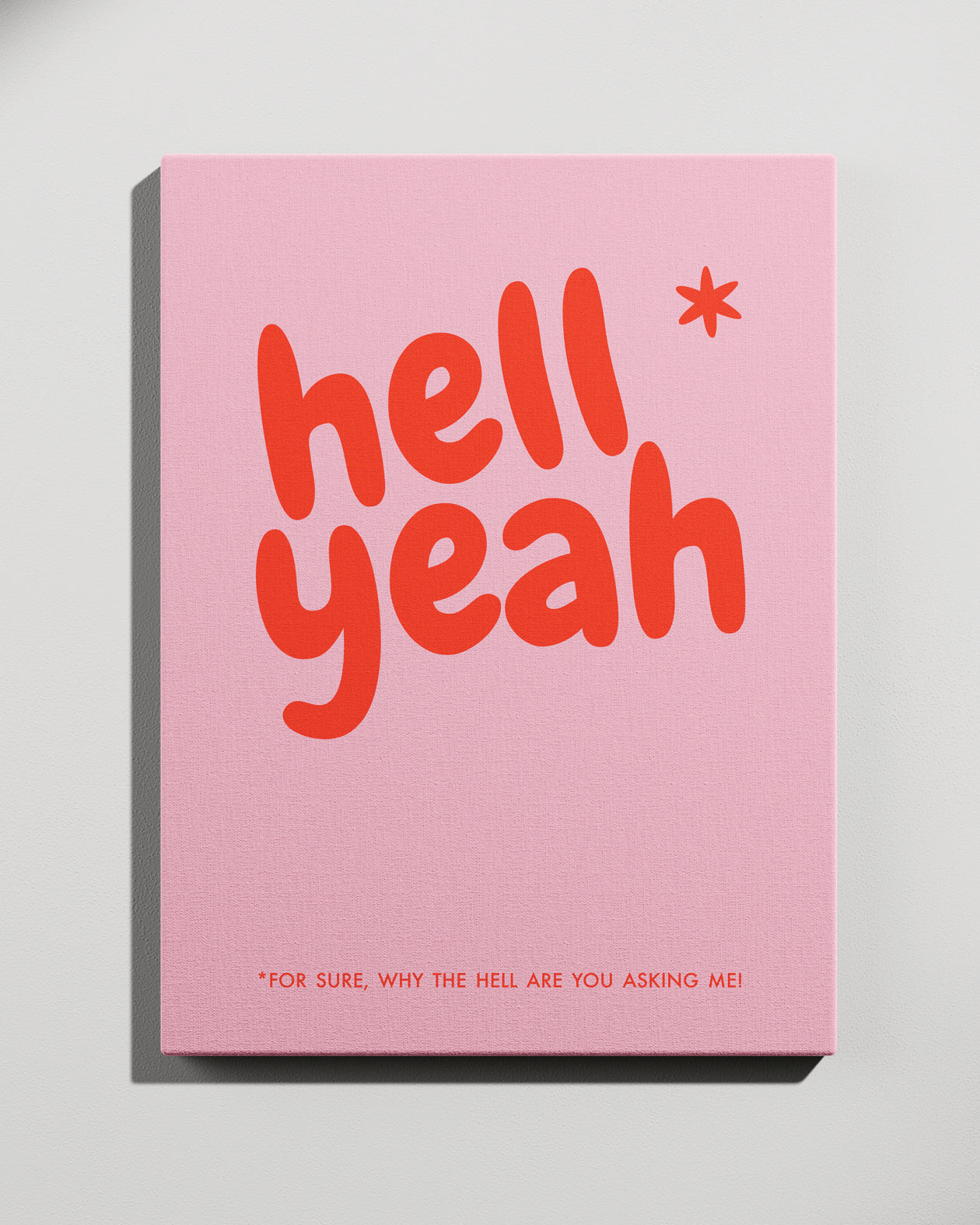 Leinwandbild „Hell Yeah" in Rosa und Rot an grauer Wand.