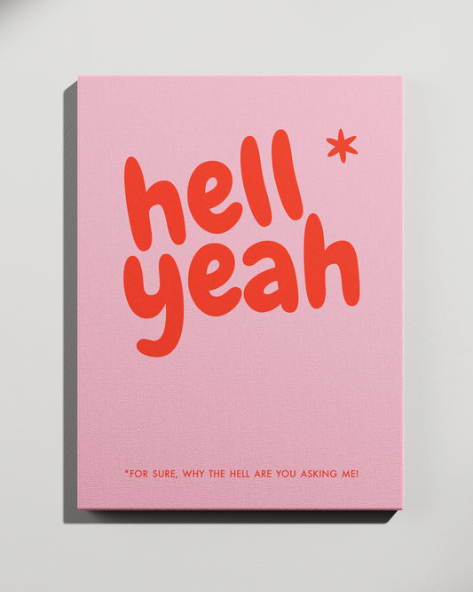 Leinwandbild „Hell Yeah" in Rosa und Rot an grauer Wand.