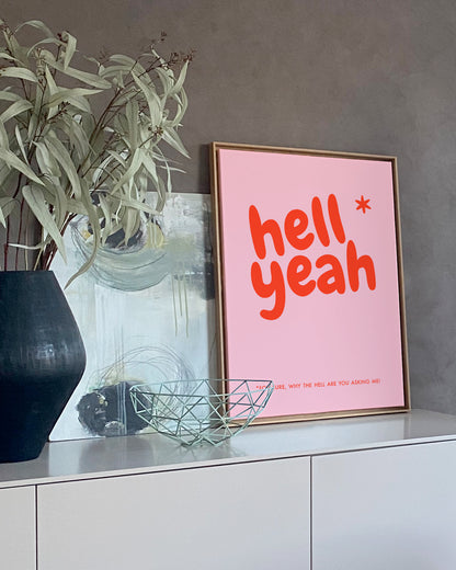 Ausschnitt Leinwandbild „Hell Yeah" auf Sideboard mit Vase und Drahtkorb, im Hintergrund weiteres Wandbild.