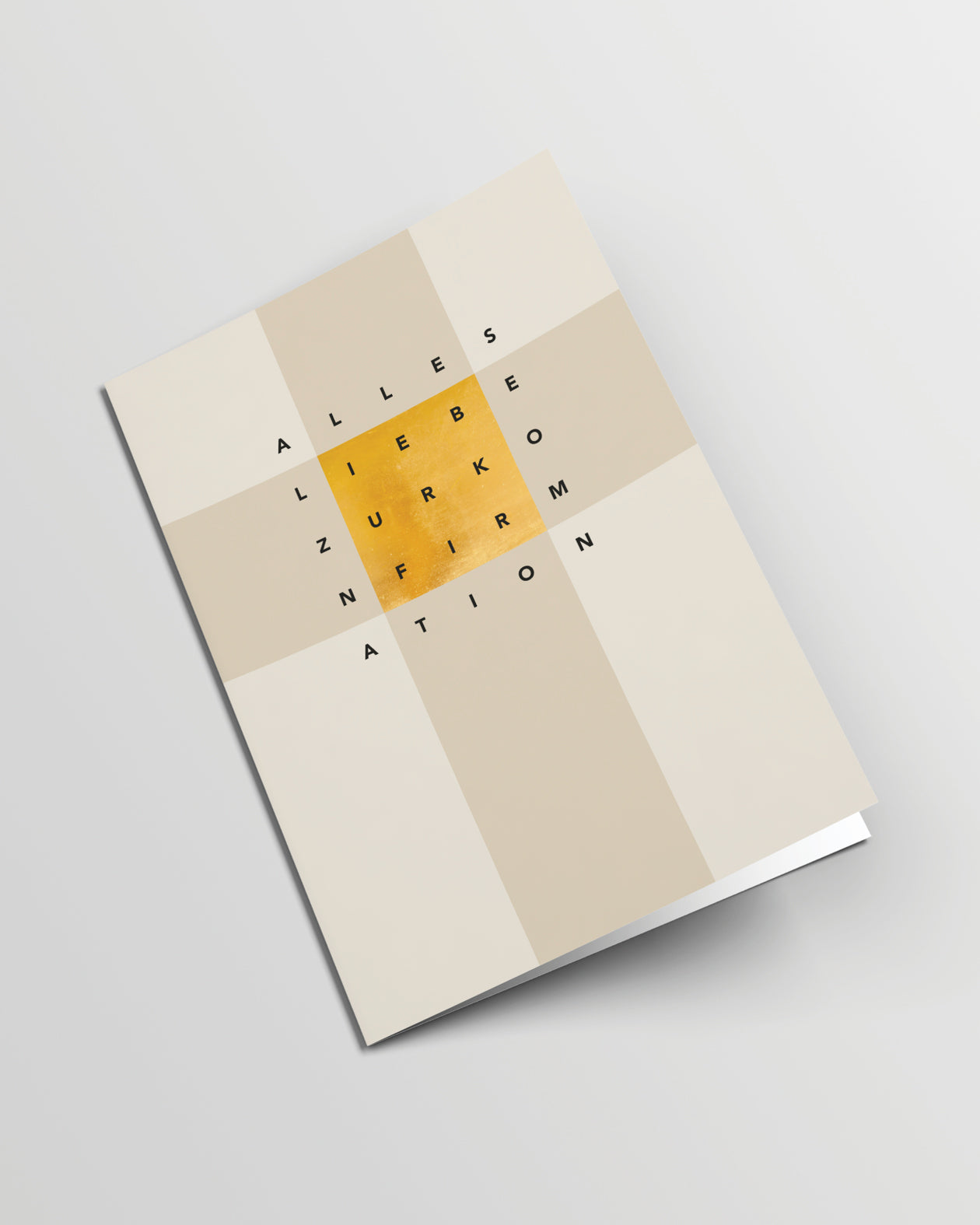 A6 Karte mit Kreuz in Beigetönen und Goldfolie. Der Text "Alles Liebe zur Konfirmation" liegt grafisch angeordnet in schwarzen Großbuchstaben darüber.