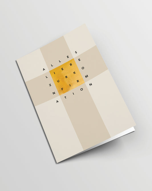 A6 Karte mit Kreuz in Beigetönen und Goldfolie. Der Text "Alles Liebe zur Konfirmation" liegt grafisch angeordnet in schwarzen Großbuchstaben darüber.
