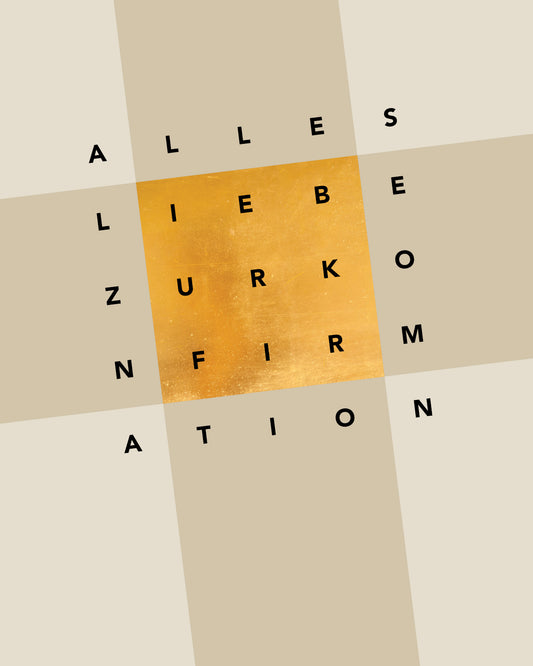 Detail der Karte mit Goldfolie in quadratischer Form und schwarzen Buchstaben in grafischer Anordnung. 