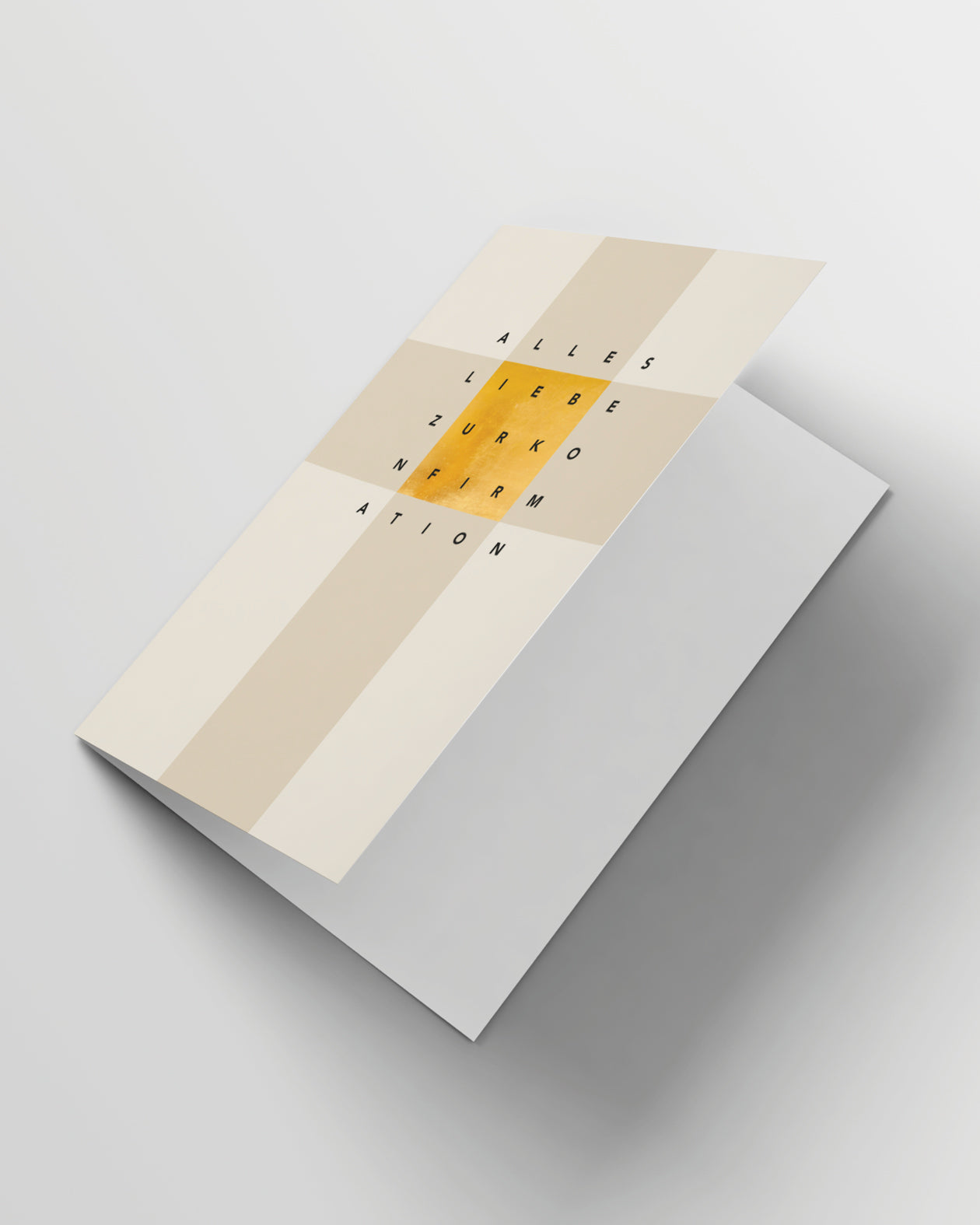 Leicht geöffnete Karte: "Alles Liebe zur Konfirmation" mit Quadrat in Goldfolie. Die Innenseiten sind leer.
