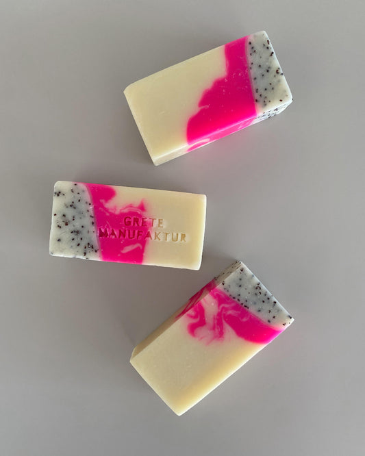 Drei Seifenstücke "Saskia" mehrfarbig: Creme, Neonpink und schwarz gesprenkelt.