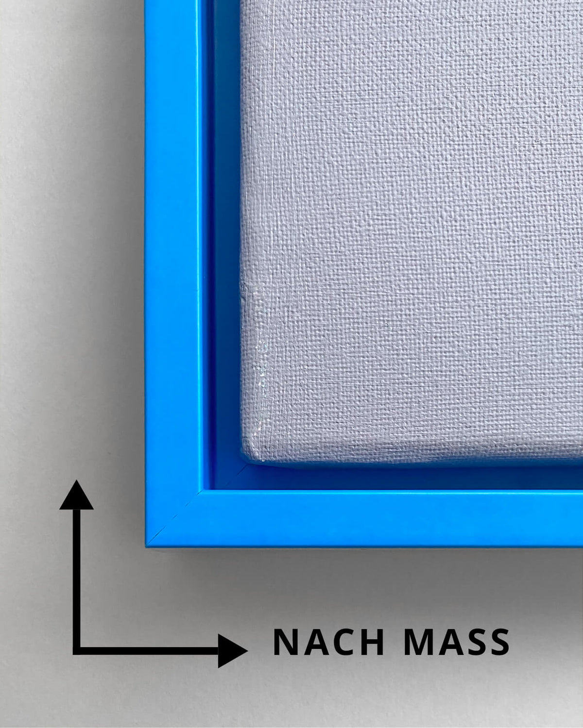 Detail des Schattenfugen-Rahmens auf Maß in Neon Blau mit einer grauen Leinwand und einer Nach-Maß-Grafik