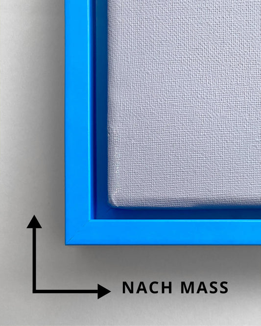 Detail des Schattenfugen-Rahmens auf Maß in Neon Blau mit einer grauen Leinwand und einer Nach-Maß-Grafik