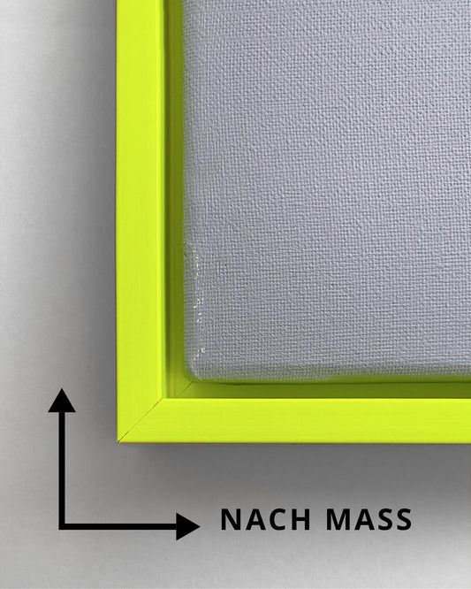 Detail des Schattenfugen-Rahmens auf Maß in Neon Gelb mit einer grauen Leinwand und einer Nach-Maß-Grafik