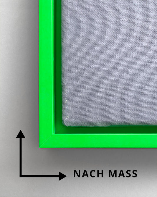 Detail des Schattenfugen-Rahmens auf Maß in Neon Grün mit einer grauen Leinwand und einer Nach-Maß-Grafik