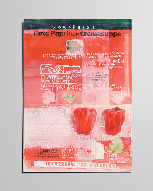 Das Poster Rote Paprika-Cremesuppe vor grauem Hintergrund. Illustration in Mischtechnik mit abstrakten Elementen, zwei rote Paprikas in der unteren Bildhälfte, Petersilienblättern, Handschrift mit dem Inhalt eines rezepts für Paprika-Cremesuppe. Oben eindunkelgrüner Balken sonst viele kräftige Rottöne bis hin zu zartem Rosa und Weiss.